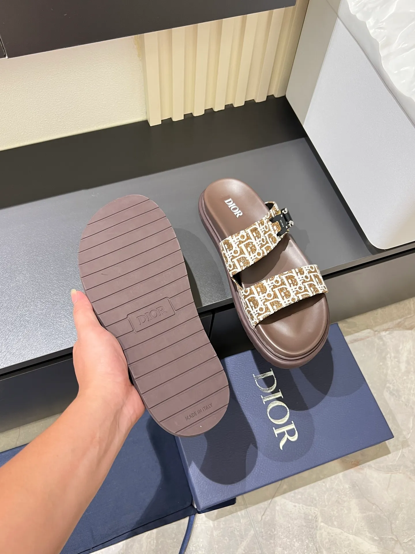 Men's Men's Shoes 💰p320 Dio* Men's Sandals Slippers. Showcasing Dior haute couture design. The Dior gray suede strap is accented with an aluminum Dior buckle for added style. Paired with a comfortable tonal notch sole, they pair easily with shorts or jeans for a sophisticated look. Main body: suede cow leather, technical fabric lining: cow leather, with adjustable straps, aluminum Dior buckle, Dior gray EVA insole, tonal notched rubber outsole splicing structure, size: 38-44 (customized at 45.46)